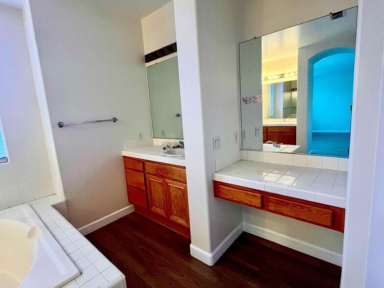 Building Photo - 525 Avenida Ortega