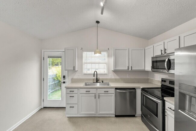 Building Photo - 2583 Woodhill Dr