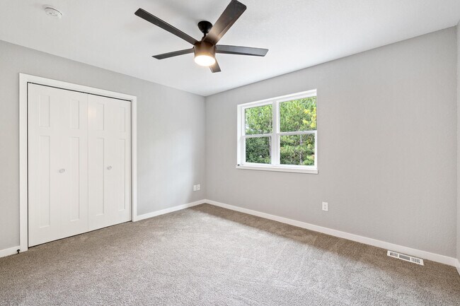 Building Photo - 2103 Daisy Dr