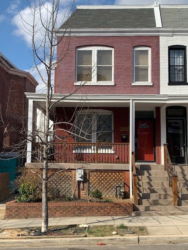 Primary Photo - 2 BR/3.5 BA Updated Columbia Heights Row H...