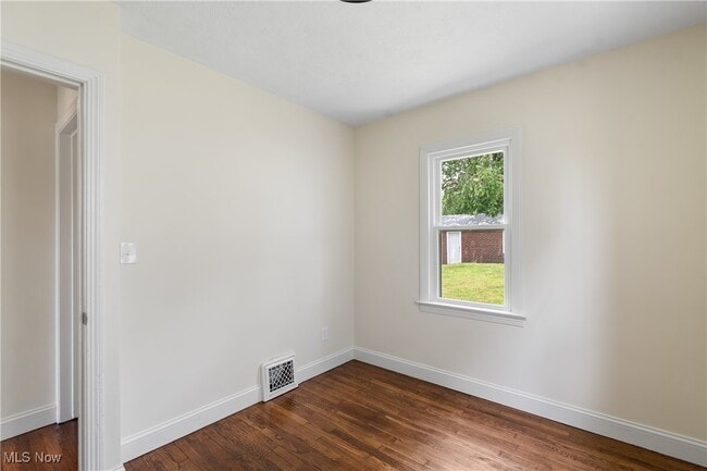 Building Photo - 203 Robinson Ave