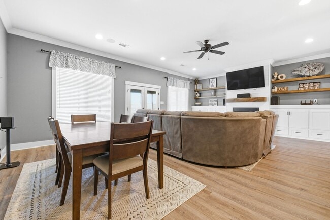 Building Photo - 3 Bedrooms Plus an Office & Sun room