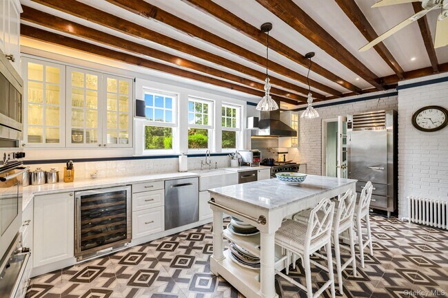 Building Photo - 94 Quogue St