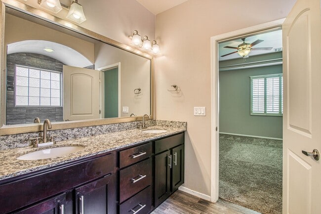 Building Photo - Beautiful Westside home with 3 bed-2 baths...
