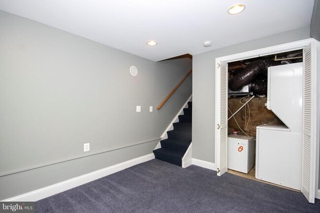 Building Photo - 6 E Barney St