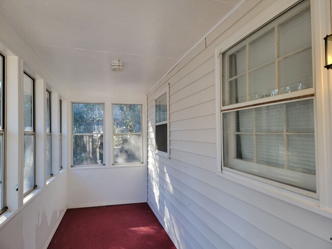 Building Photo - Southern Charm Large Sunscreen Porch- Open...