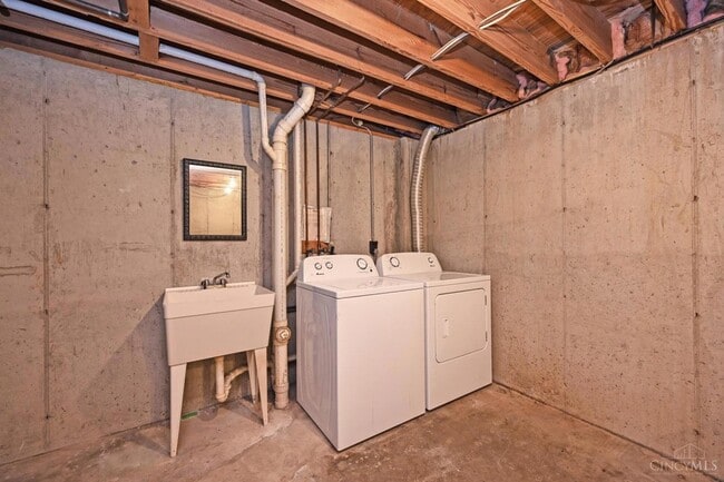 Building Photo - 920 Woodlyn Dr N