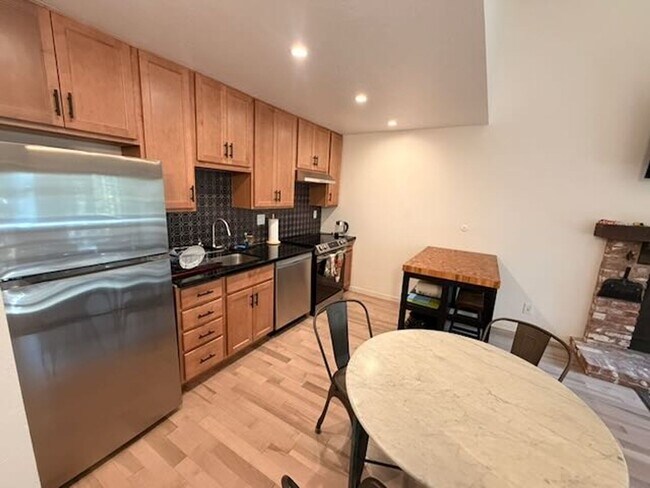 Building Photo - 330 Ski Way