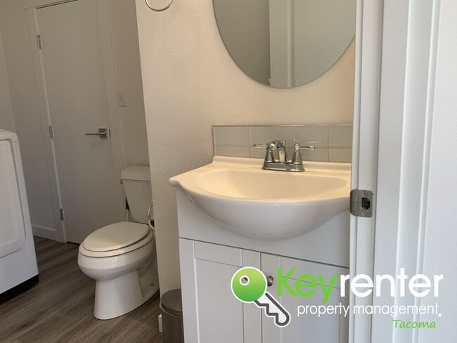 Building Photo - Newly Remodeled Centrally Located Tacoma H...