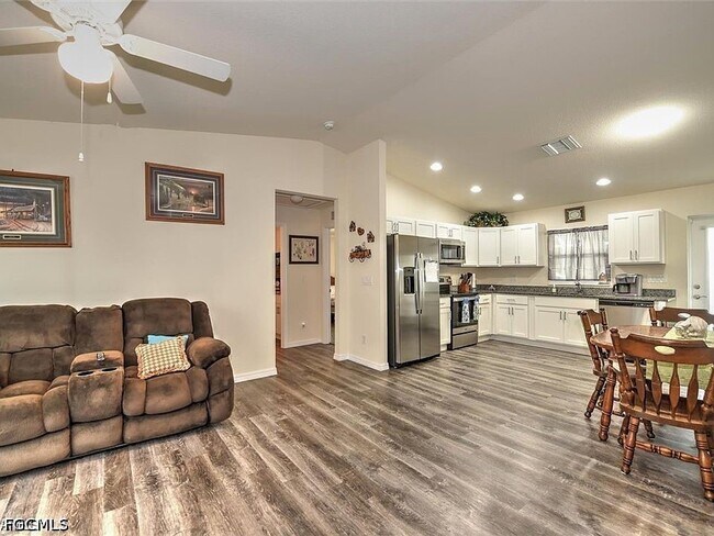 Building Photo - 5029 W Hummingbird Dr
