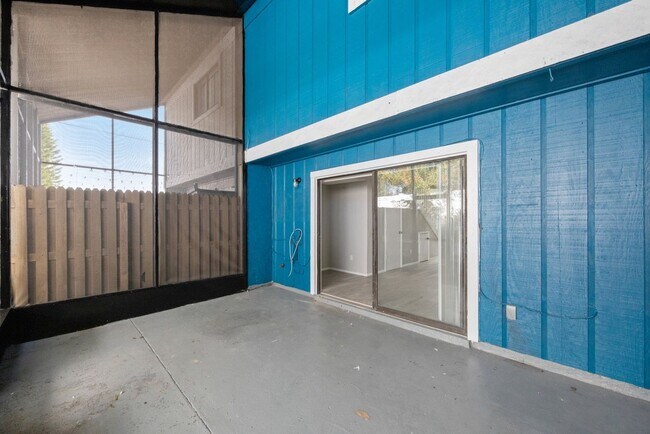 Building Photo - ***CUTE! Largo Townhome NOW *** 2 Bed. 1&1...