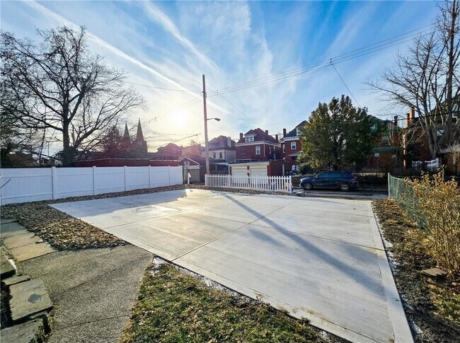 Building Photo - 224 S Pacific Ave