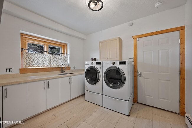 Building Photo - 948 S Foothill Dr