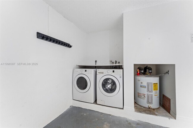 Building Photo - 1120 W Lake St