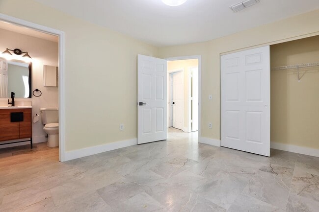 Building Photo - Remodeled 4BR Home Near Downtown Sarasota