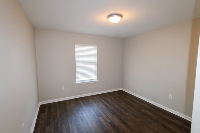 Building Photo - 123 Callaway Cres