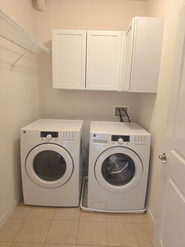 Building Photo - Beautiful 2nd floor (with elevator services) condominium: 2-bed, 2-bath, beautiful kitchen, bonus...