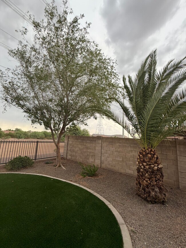 Building Photo - 2741 E Quiet Hollow Ln