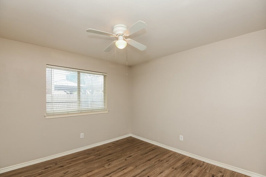Building Photo - 633 Crystal Brook Dr