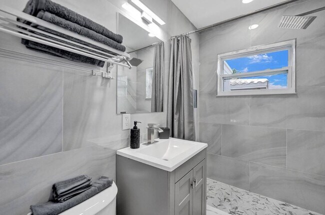 Building Photo - 824 S 20th Ave