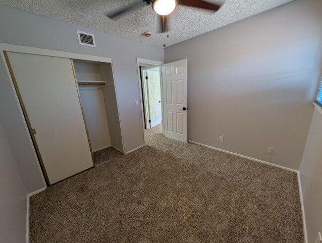 Building Photo - Central Las Vegas Condo Close to UNLV