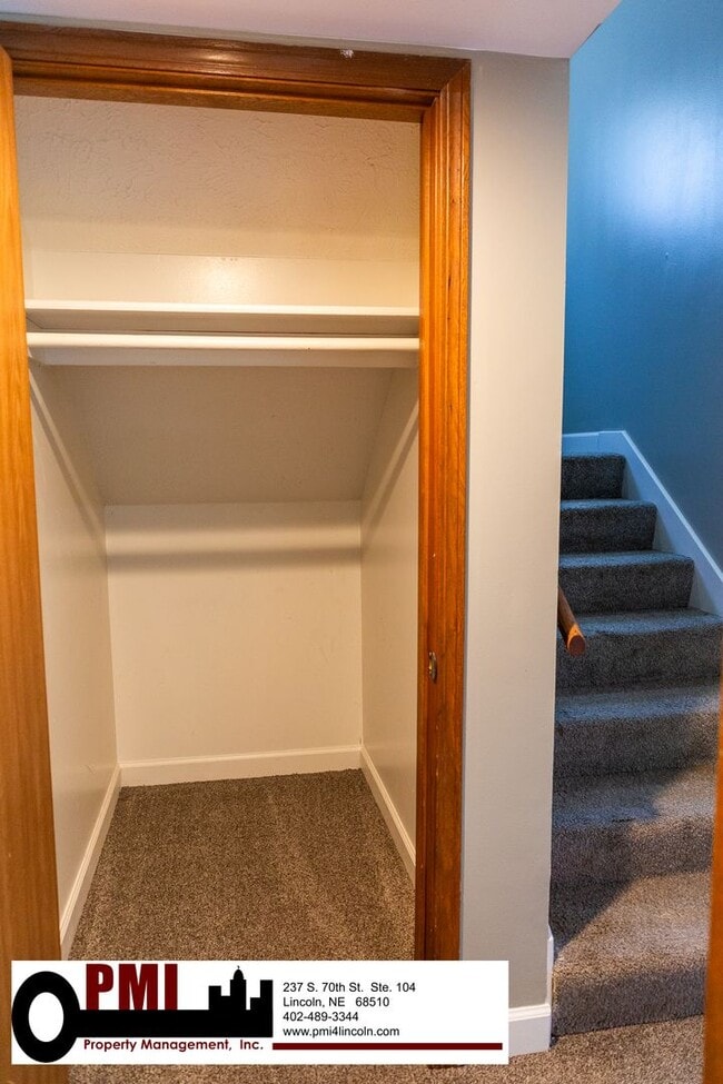 Building Photo - 3 Bedroom and 1.5 bathroom Duplex for rent