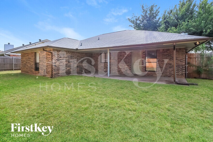 Building Photo - 2012 Tanglewood Dr