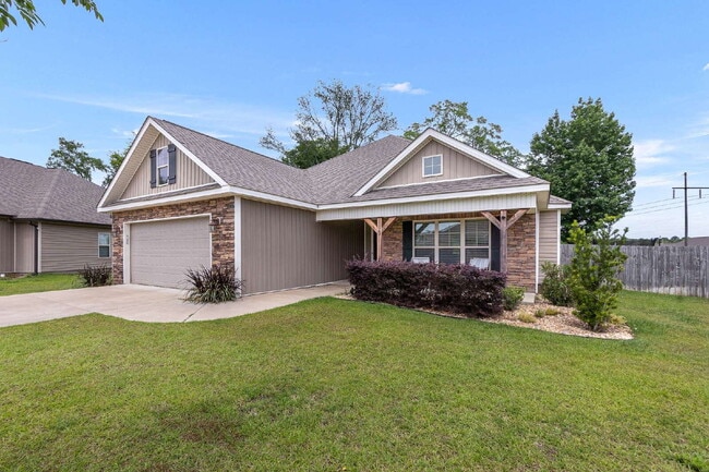 Building Photo - "Charming 3-Bedroom Home with 2 Full Baths...