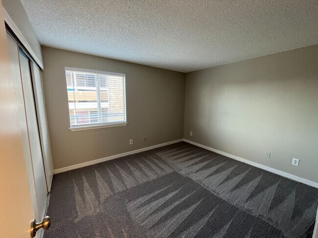 Building Photo - 2 bed 2 bath Condo W/D in Unit - $500 off first months rent!
