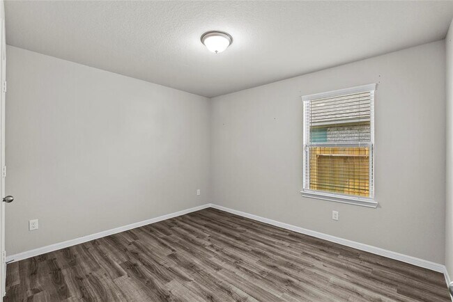 Building Photo - 4302 Fenwick Rd