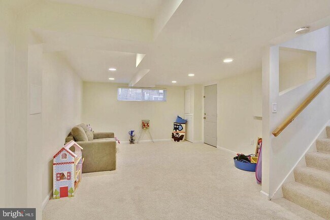 Building Photo - 717 Hillsboro Dr