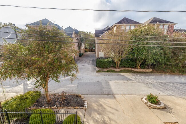 Building Photo - 5208 Blossom St