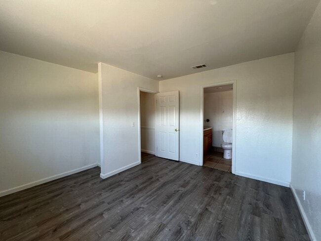 Building Photo - Beautiful 4 Bedroom 2 Bathroom Home