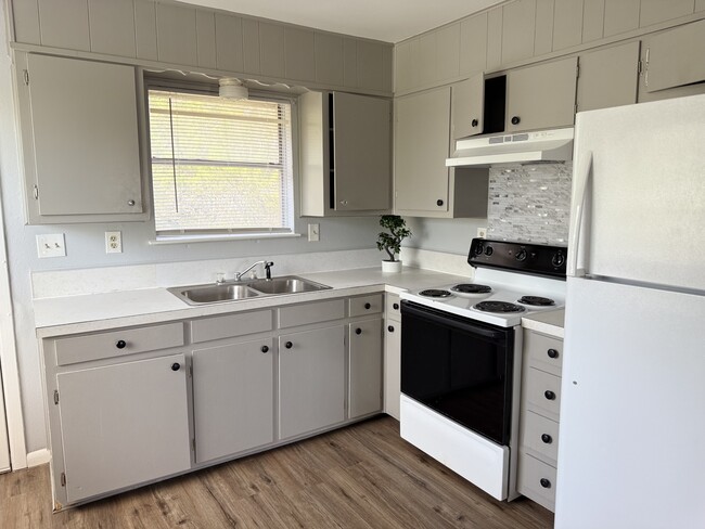 Building Photo - 1302 Brown Dr