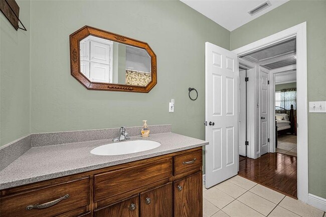 Building Photo - 253 Park Cir S