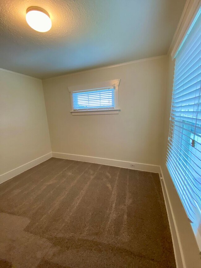 Building Photo - 15721 Main St E