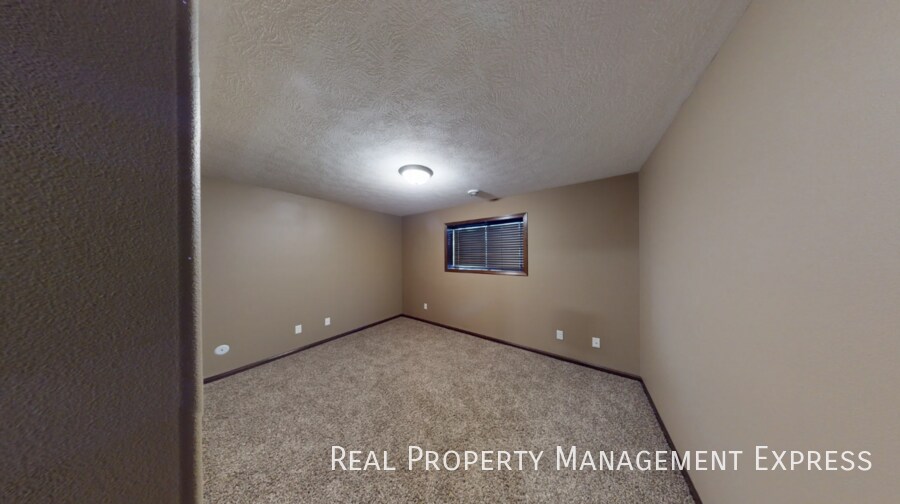 Building Photo - Modern 4 Bedroom 2 Bathroom Twin-Home in Tea