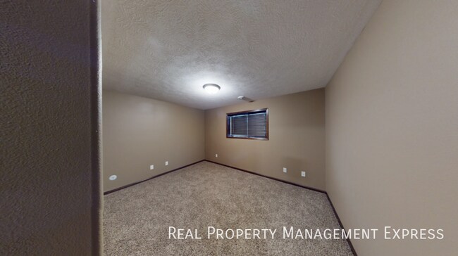 Building Photo - Modern 4 Bedroom 2 Bathroom Twin-Home in Tea