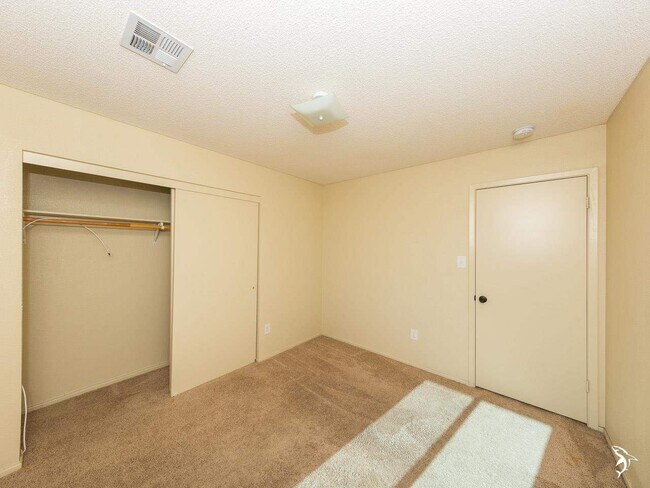 Building Photo - 3825 S Isabel Dr