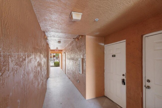Building Photo - 6952 SW 39th St