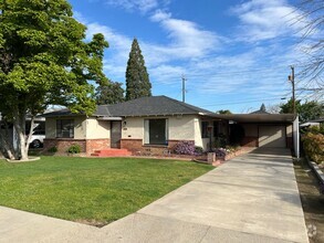 Building Photo - Charming 3-Bedroom, 1-Bathroom Home in Sel...