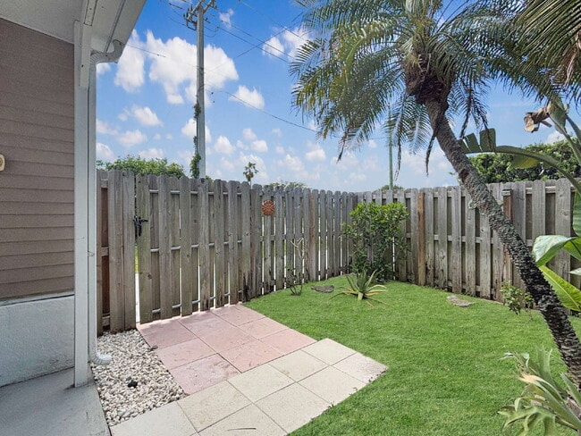 Building Photo - Charming Coastal Retreat in Ridgeway | Fenced Yard + Garage | Hobe Sound