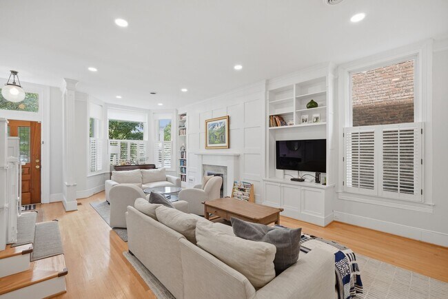 Building Photo - Capitol Hill Victorian Home | 3 Bed | 2.5 Bath | 2,700 Sf | Patio & Screened-In Porch | 2 Surface...
