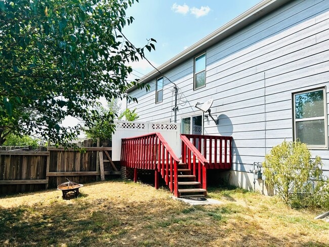 Building Photo - Convenient Location, Spacious Home