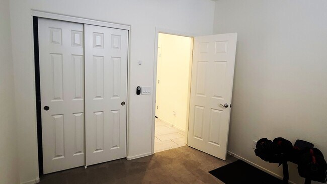 Building Photo - Like new 4-bedroom with Teen suite & Commu...