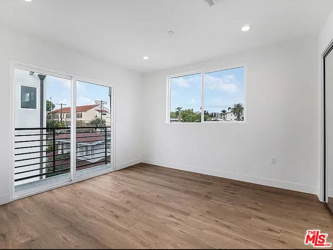 Building Photo - 334 Alexandria Ave