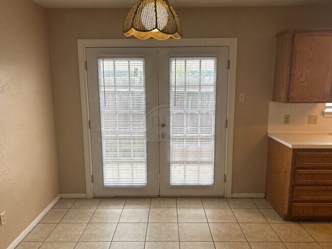 Building Photo - 2511 Bermuda Dr