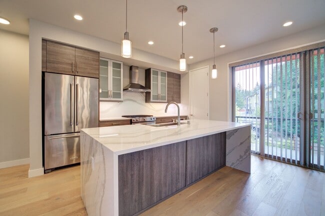 Building Photo - 4Bd/3Ba Bellevue Townhouse