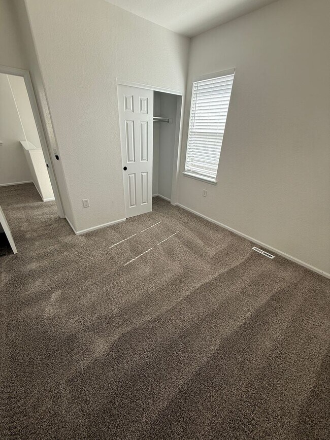 Building Photo - GEORGEOUS 2 bedroom townhome!