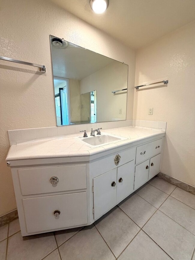 Building Photo - Cozy 2 Bedroom 1.5 Bathroom